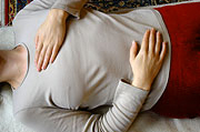 Bereiten Sie sich mit der kurzen Atemmeditation auf das Pendeln vor.